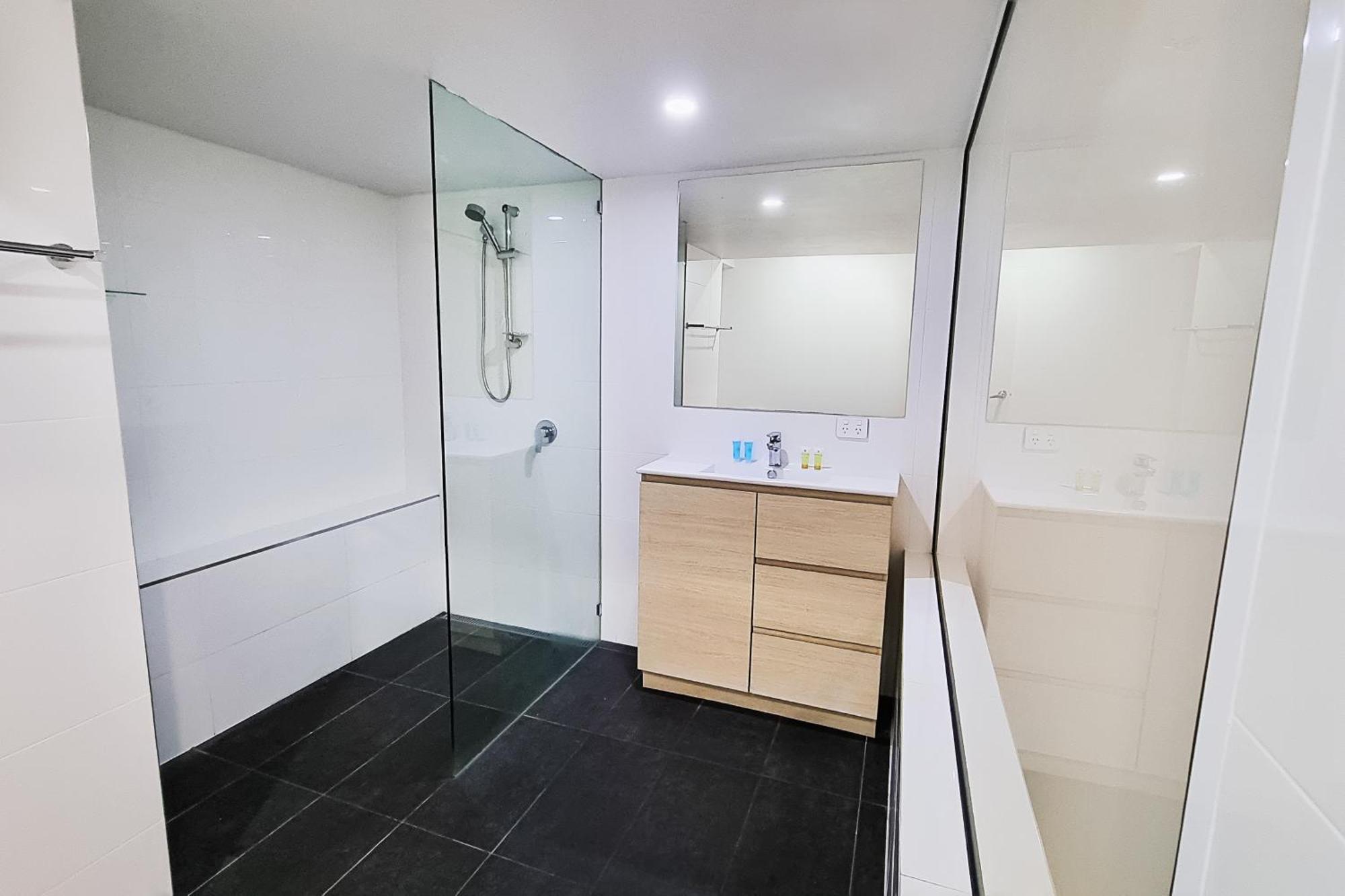 Tiki Hotel Apartments Surfers Paradise Gold Coast Exterior photo