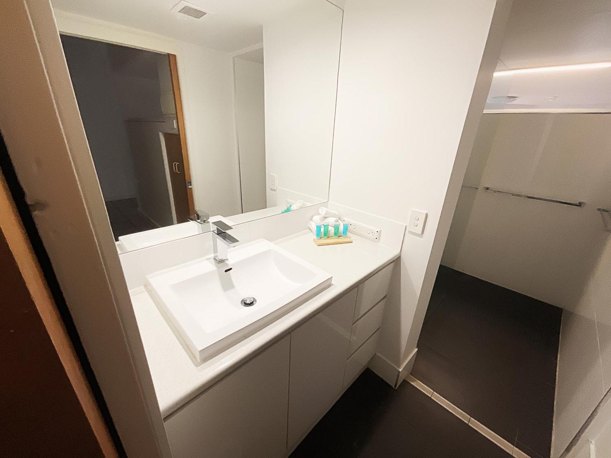 Tiki Hotel Apartments Surfers Paradise Gold Coast Exterior photo
