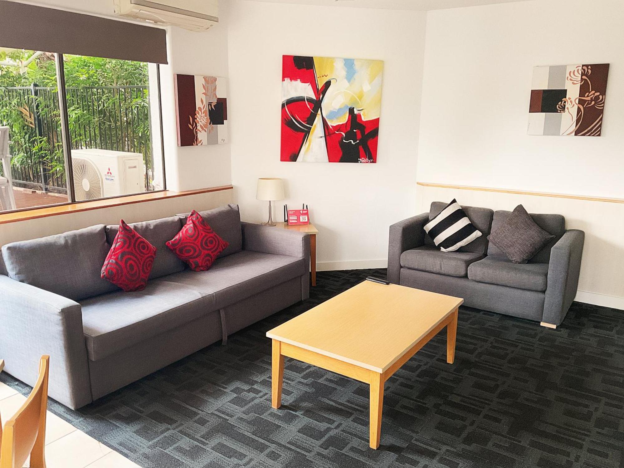 Tiki Hotel Apartments Surfers Paradise Gold Coast Exterior photo