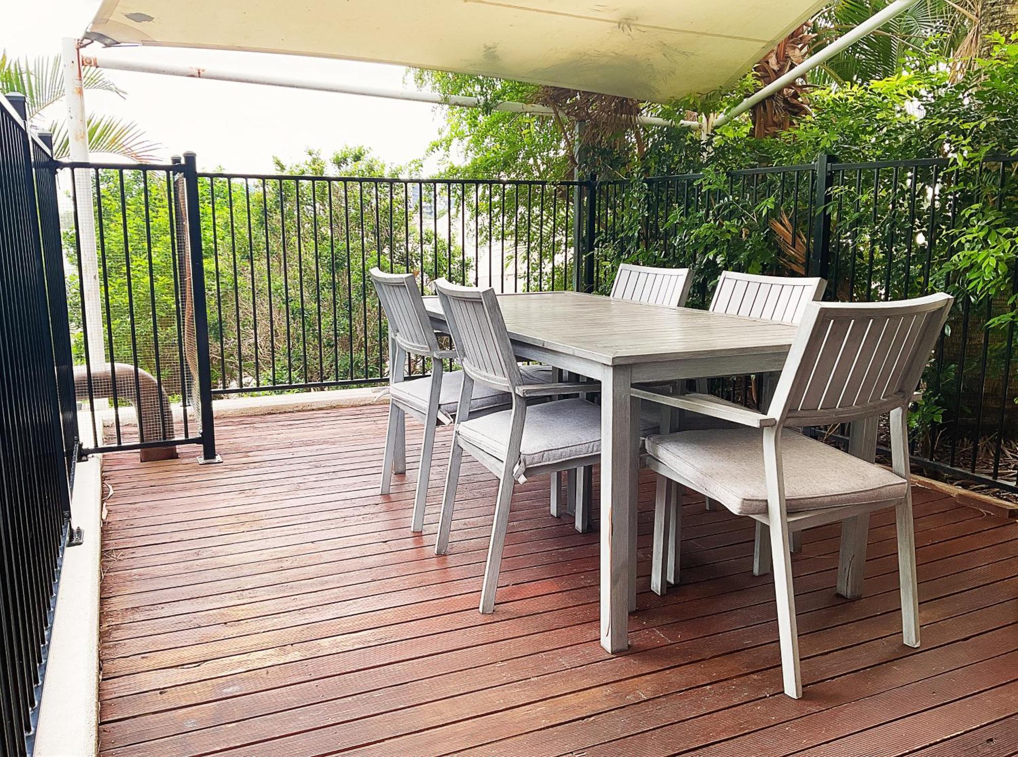 Tiki Hotel Apartments Surfers Paradise Gold Coast Exterior photo