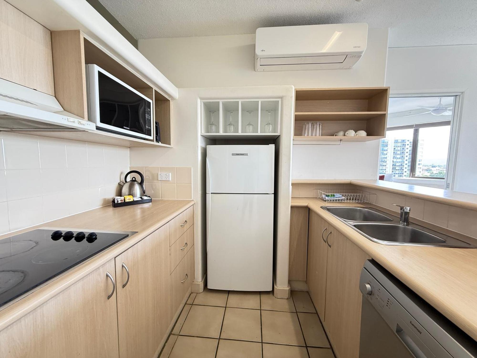 Tiki Hotel Apartments Surfers Paradise Gold Coast Exterior photo