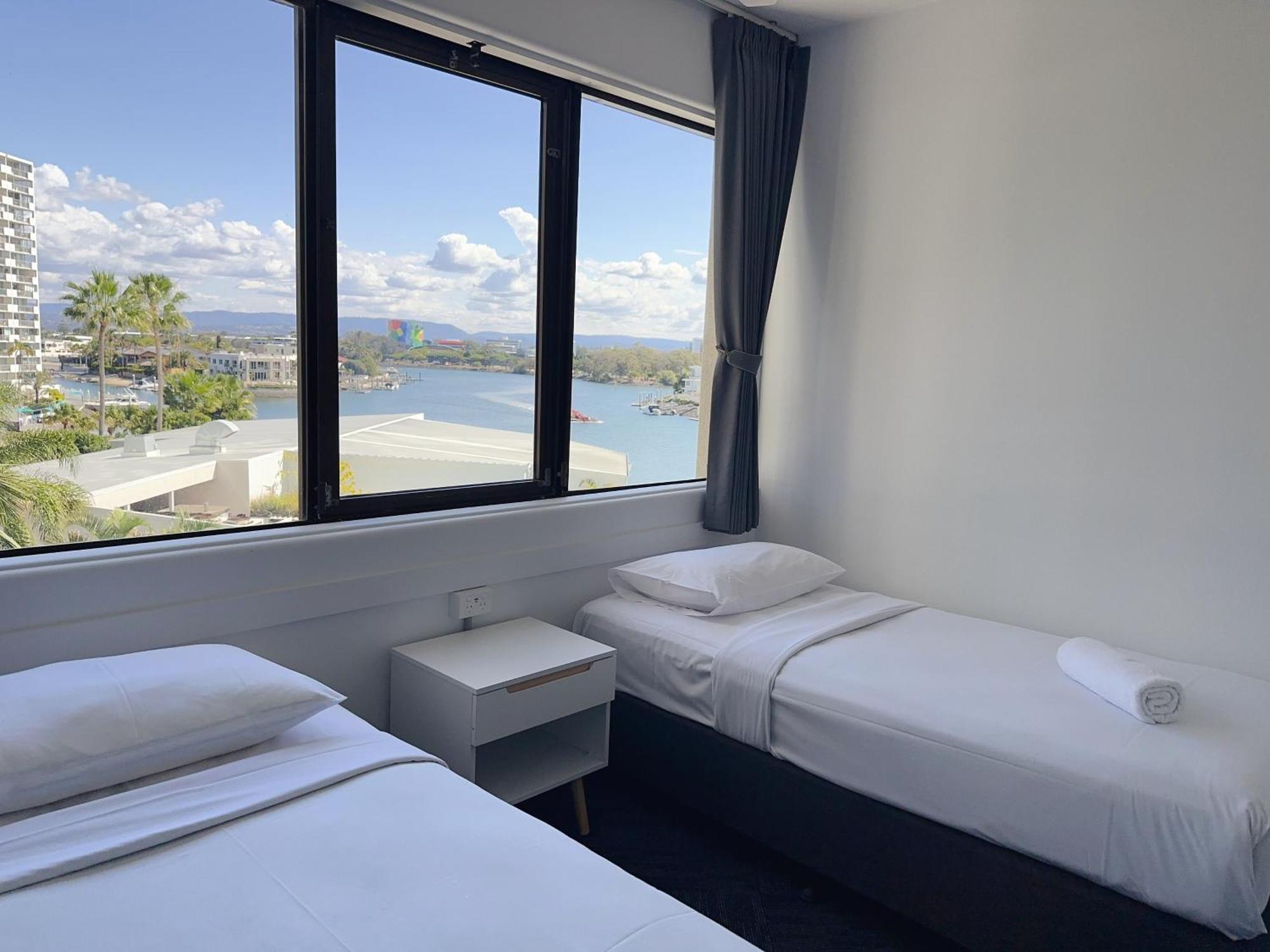 Tiki Hotel Apartments Surfers Paradise Gold Coast Room photo