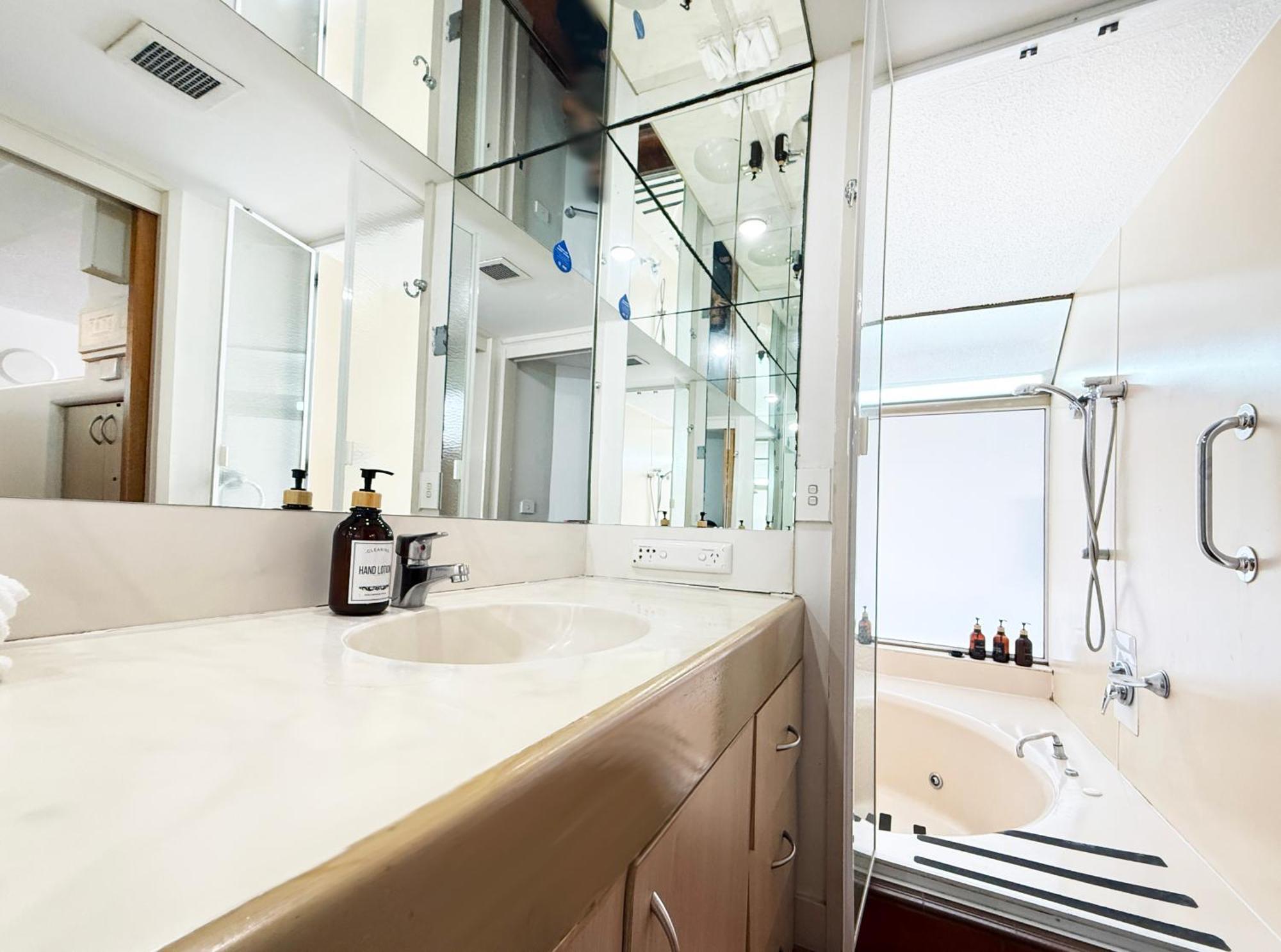 Tiki Hotel Apartments Surfers Paradise Gold Coast Room photo
