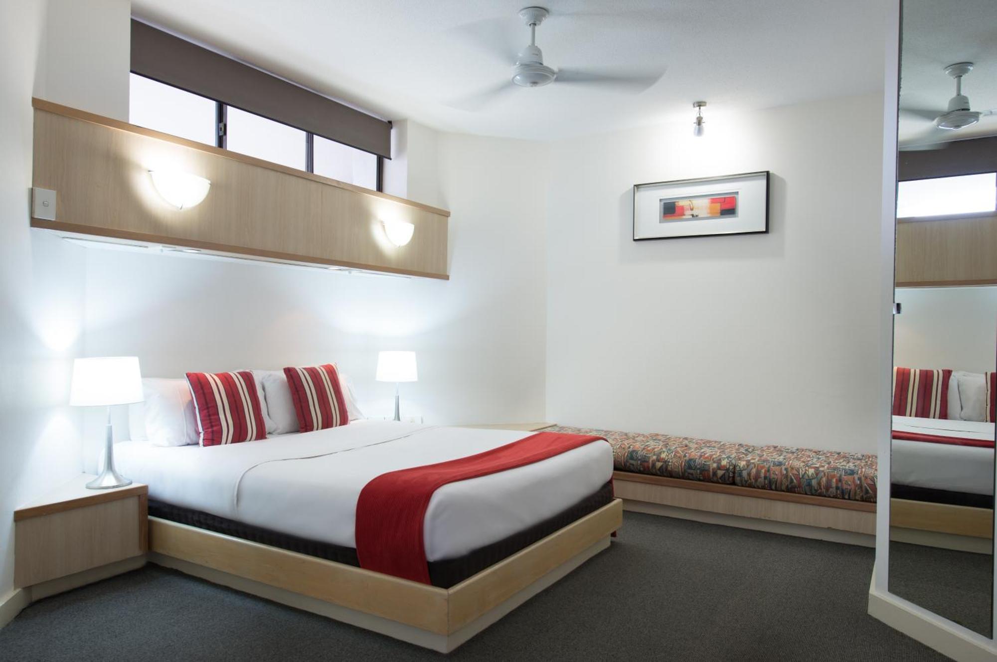 Tiki Hotel Apartments Surfers Paradise Gold Coast Exterior photo