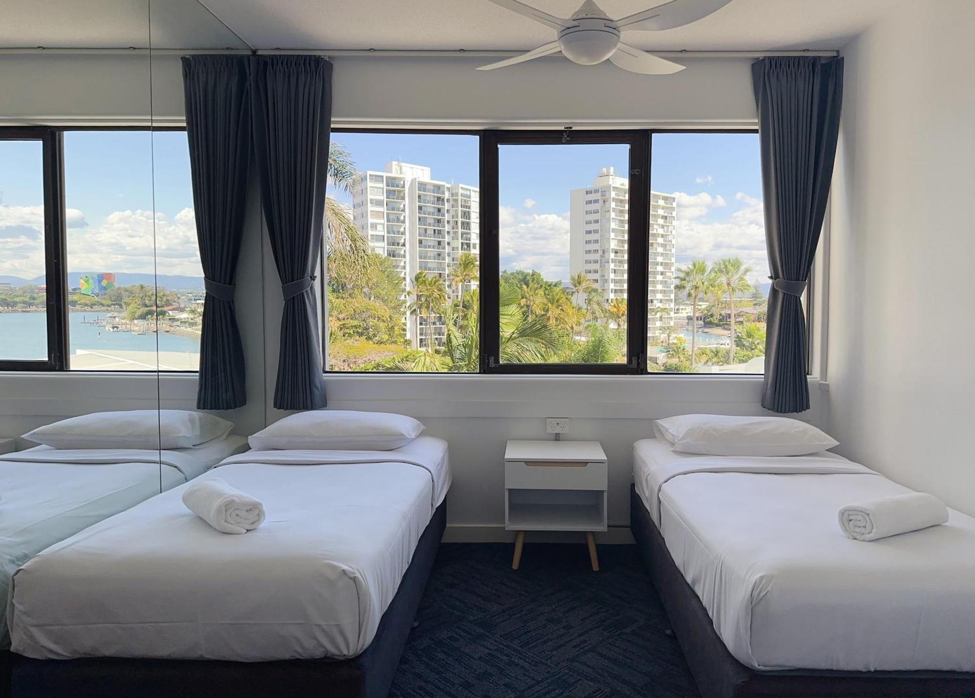Tiki Hotel Apartments Surfers Paradise Gold Coast Room photo