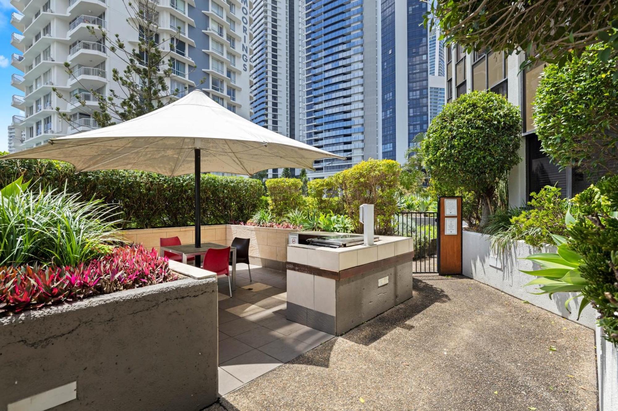 Tiki Hotel Apartments Surfers Paradise Gold Coast Exterior photo