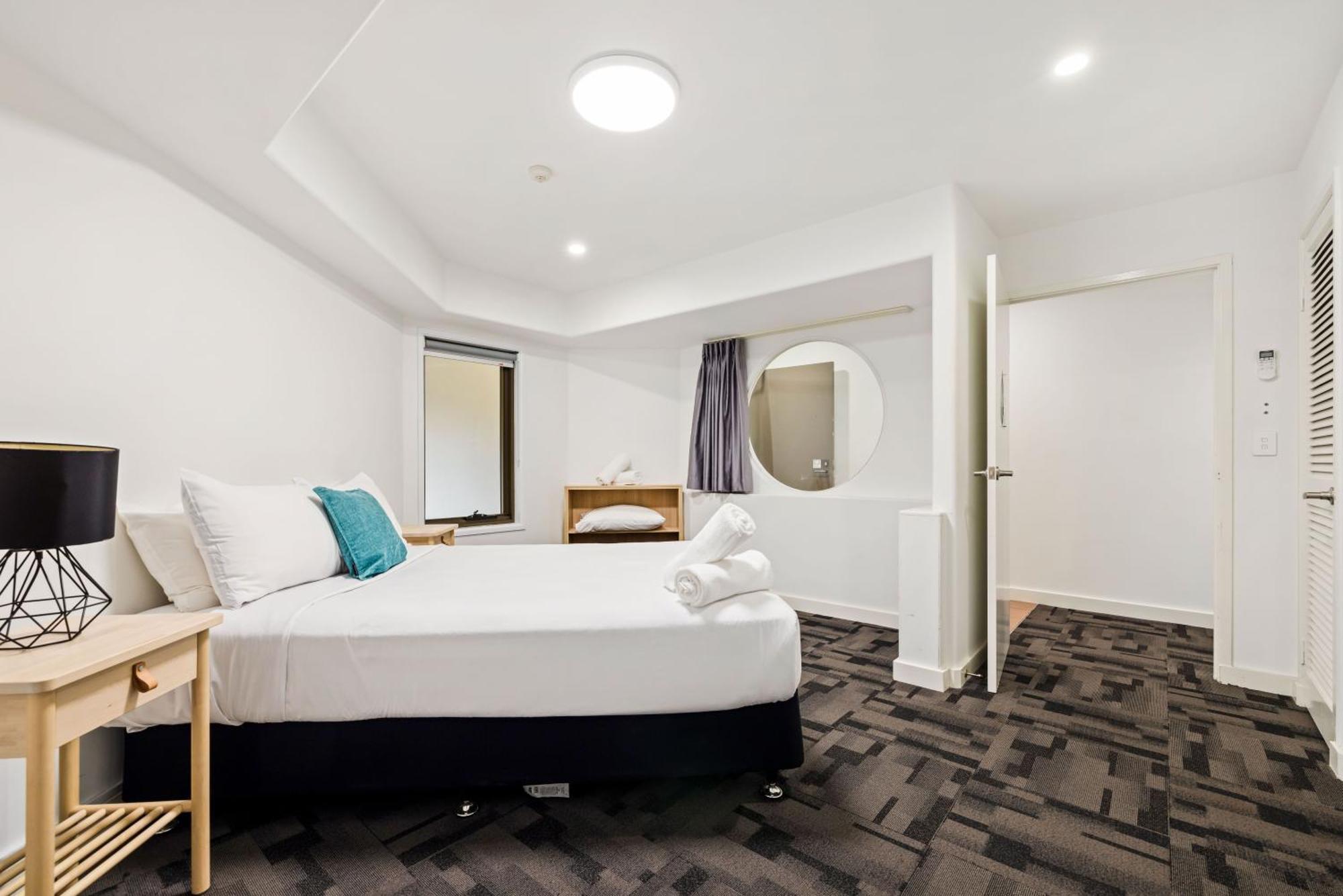 Tiki Hotel Apartments Surfers Paradise Gold Coast Room photo