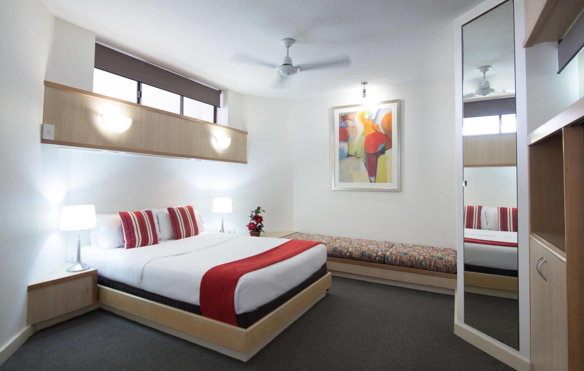 Tiki Hotel Apartments Surfers Paradise Gold Coast Exterior photo
